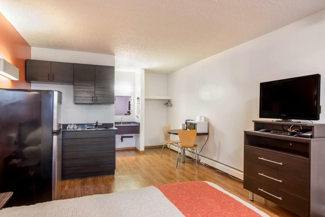 Motel Bo-Camrose, Ab Exterior photo