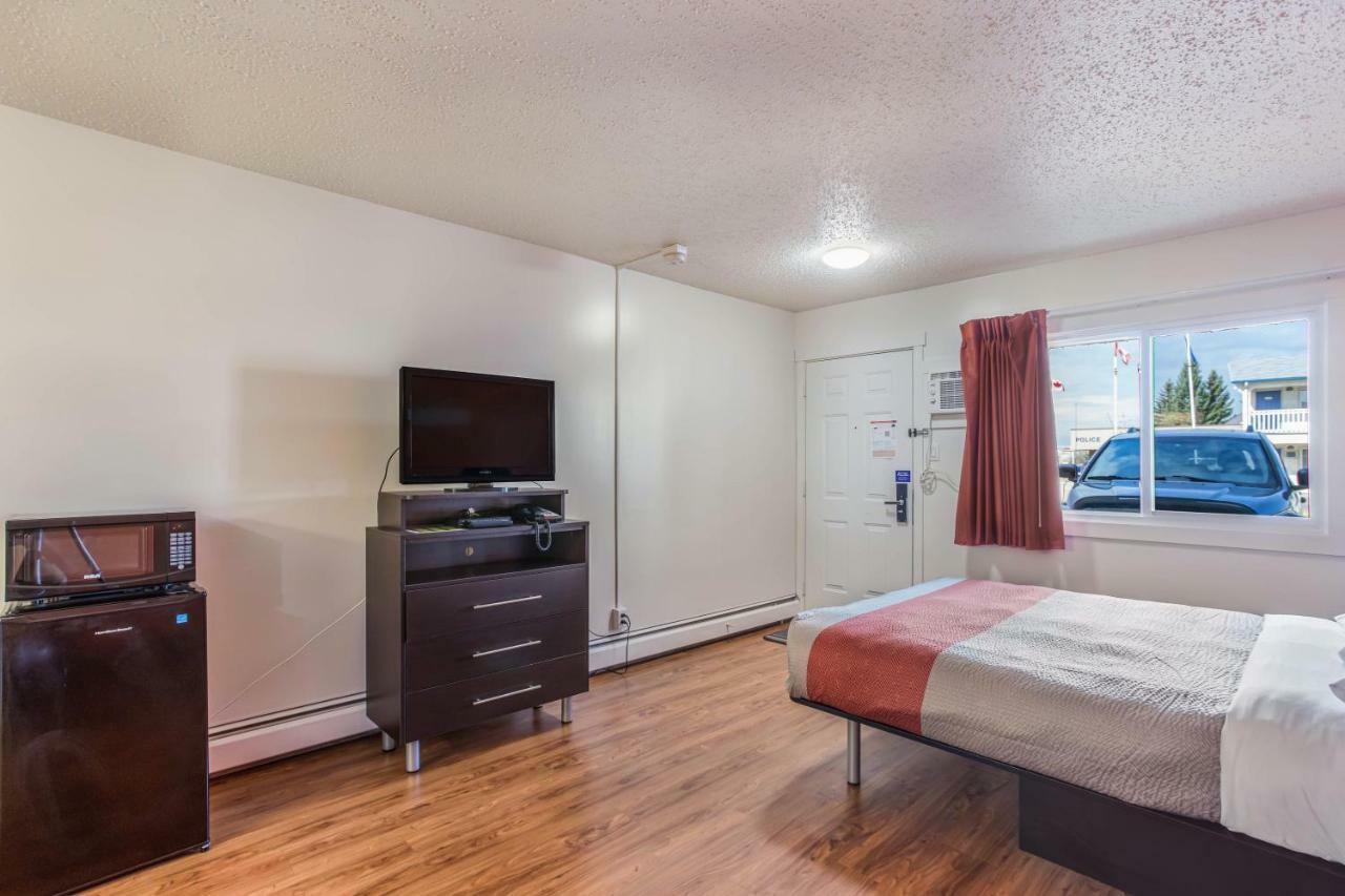Motel Bo-Camrose, Ab Exterior photo