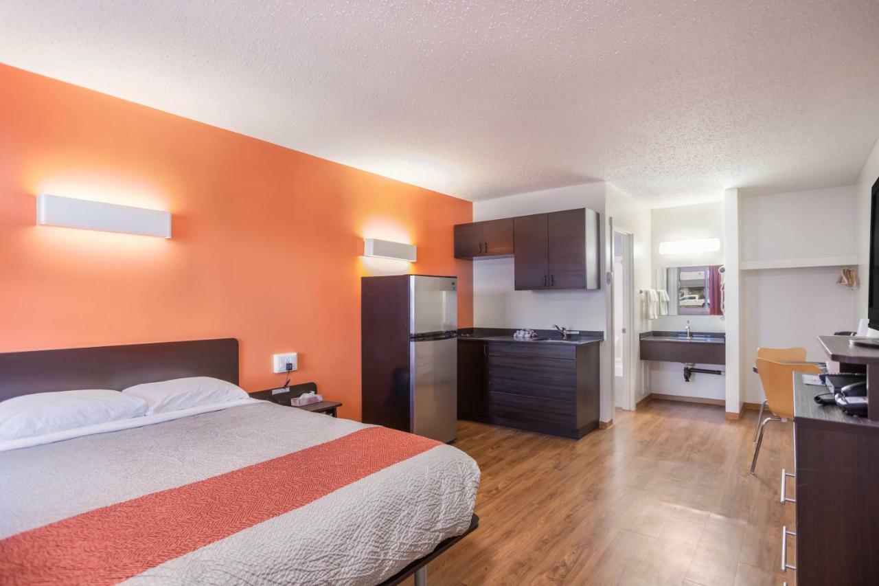 Motel Bo-Camrose, Ab Exterior photo