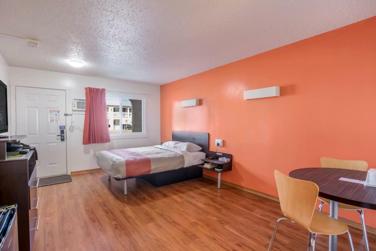 Motel Bo-Camrose, Ab Exterior photo